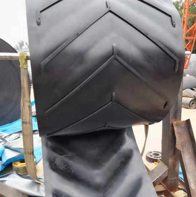 Ceinture de convoyeur en caoutchouc à motif antidérapant à motif d'herringbone incliné de 5 mm